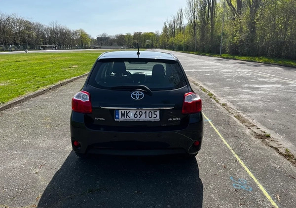 Toyota Auris cena 23900 przebieg: 197700, rok produkcji 2012 z Warszawa małe 211